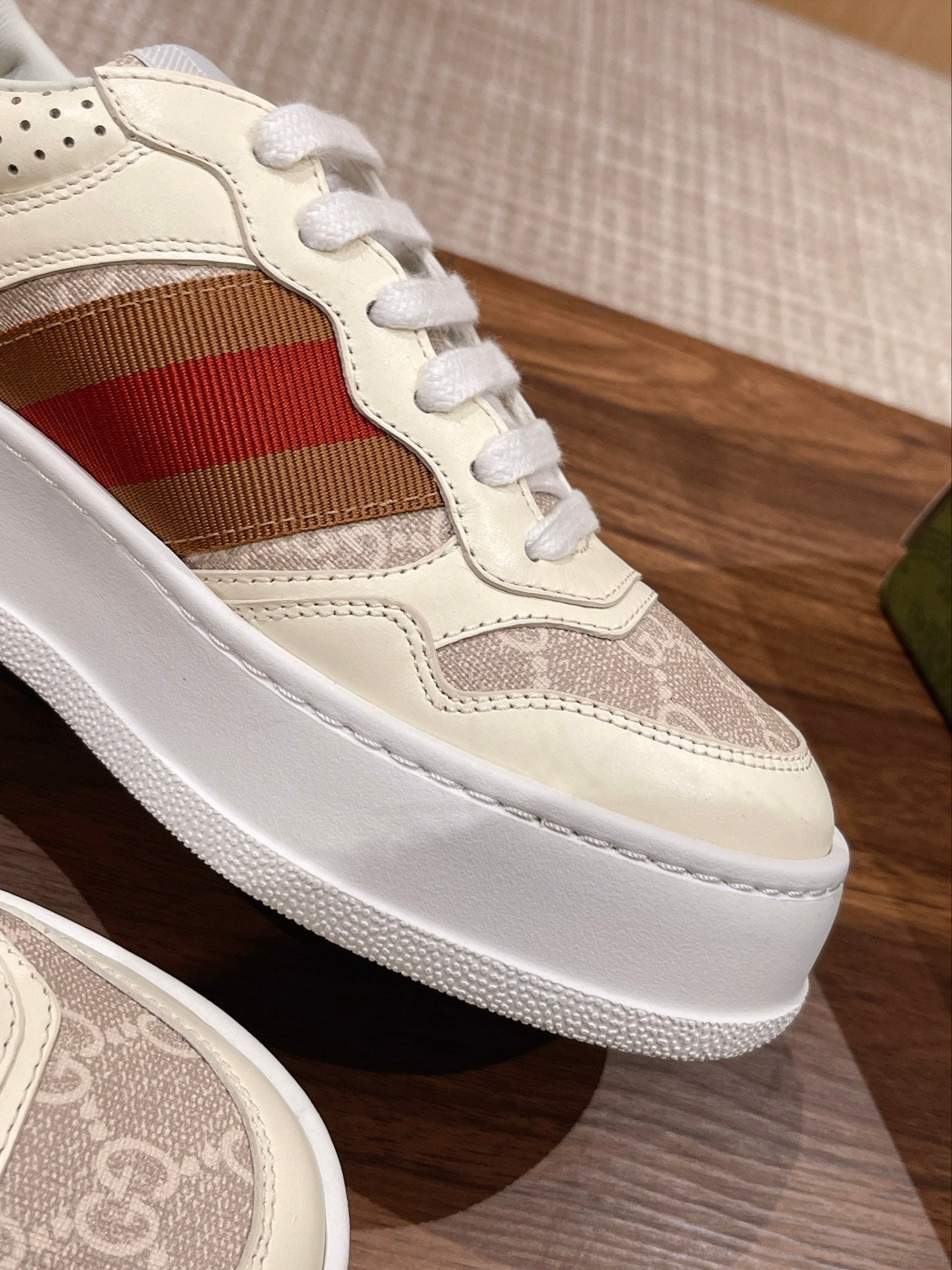 Couple's ๐๐ก๐ฎ๐ง๐ค๐ฒ latest biscuit shoes