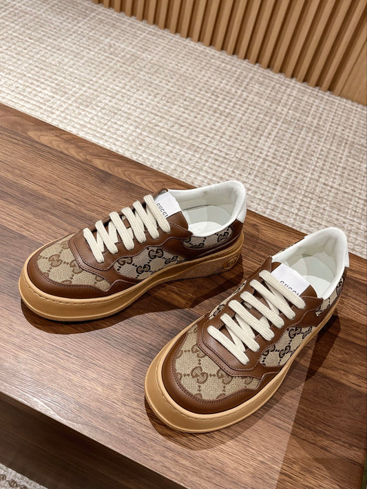 Couple's 𝐂𝐡𝐮𝐧𝐤𝐲 latest biscuit shoes