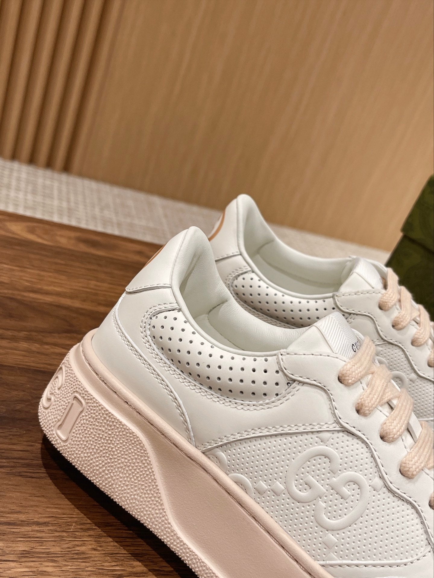 Couple's ๐๐ก๐ฎ๐ง๐ค๐ฒ latest biscuit shoes