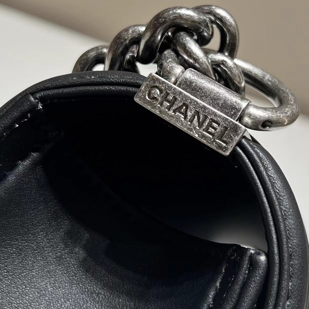 CH BOY HANDBAG 25 Grained Calfskin Black