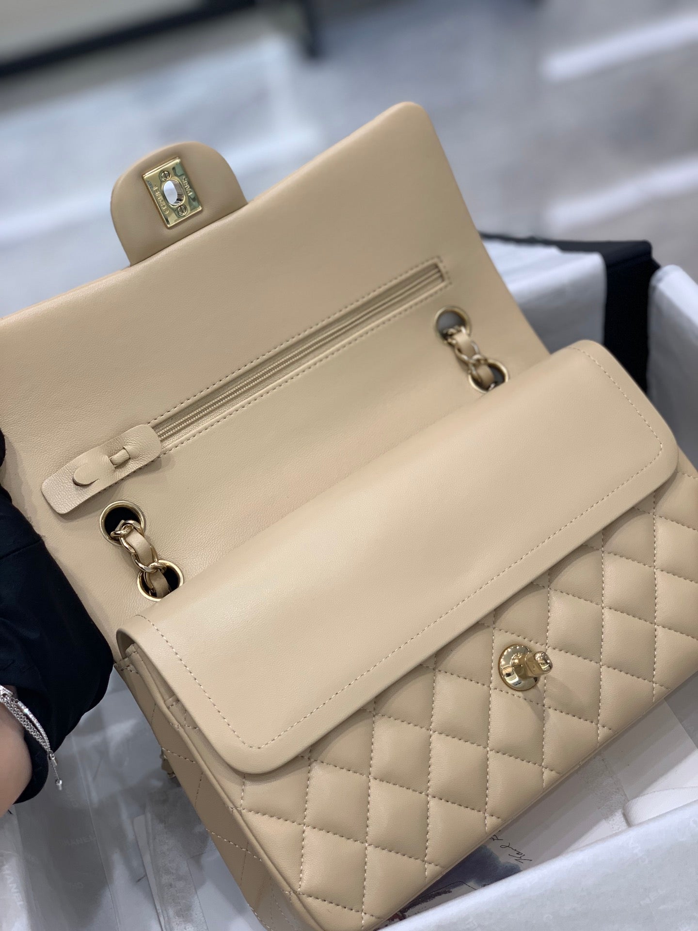 CH CLASSIC 11.12 HANDBAG
