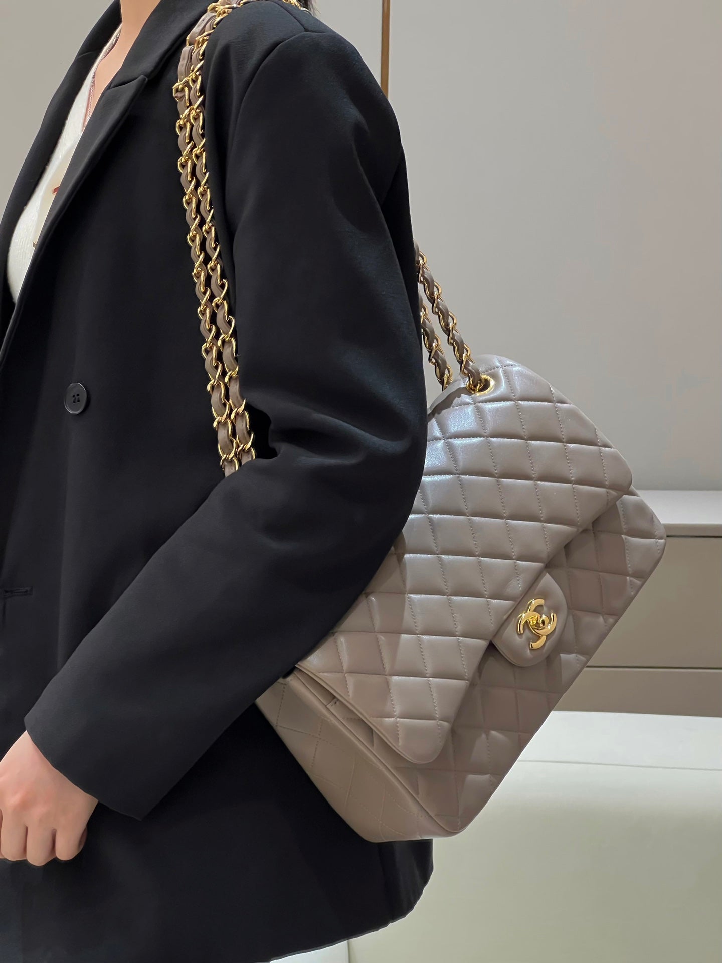 CH  LARGE CLASSIC HANDBAG 30 Lambskin Turtledove Gray