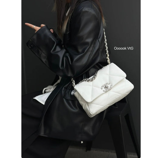 CH 19 HANDBAG 26  Lambskin White