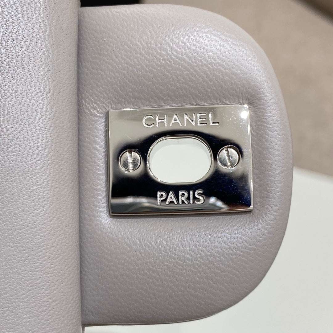 CH  SMALL CLASSIC HANDBAG 23 Lambskin Dove Gray