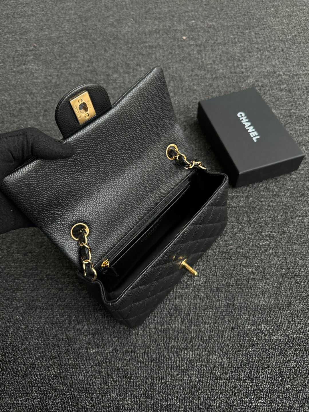 CH  MINI CLASSIC HANDBAG 20 Grained Calfskin Black