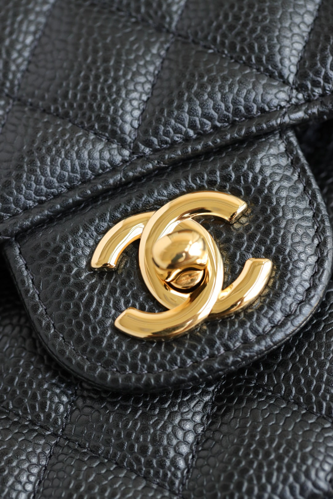 CH  SMALL CLASSIC HANDBAG 23 Grained Calfskin Black