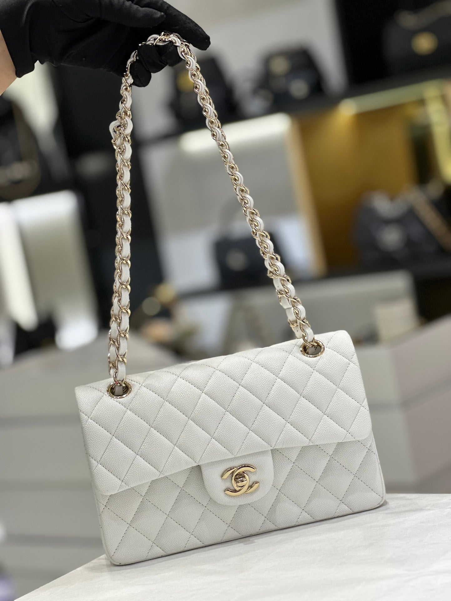 CH SMALL CLASSIC HANDBAG 23 Small Grained Calfskin White