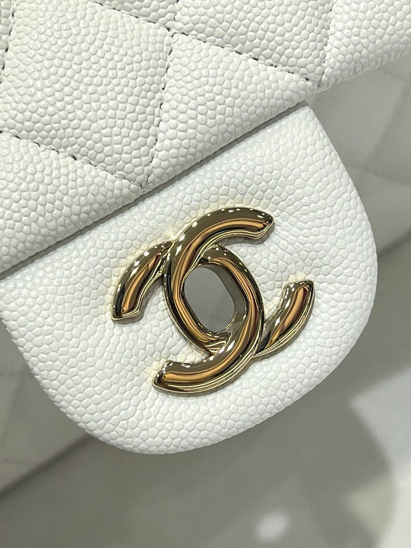 CH SMALL CLASSIC HANDBAG 23 Small Grained Calfskin White