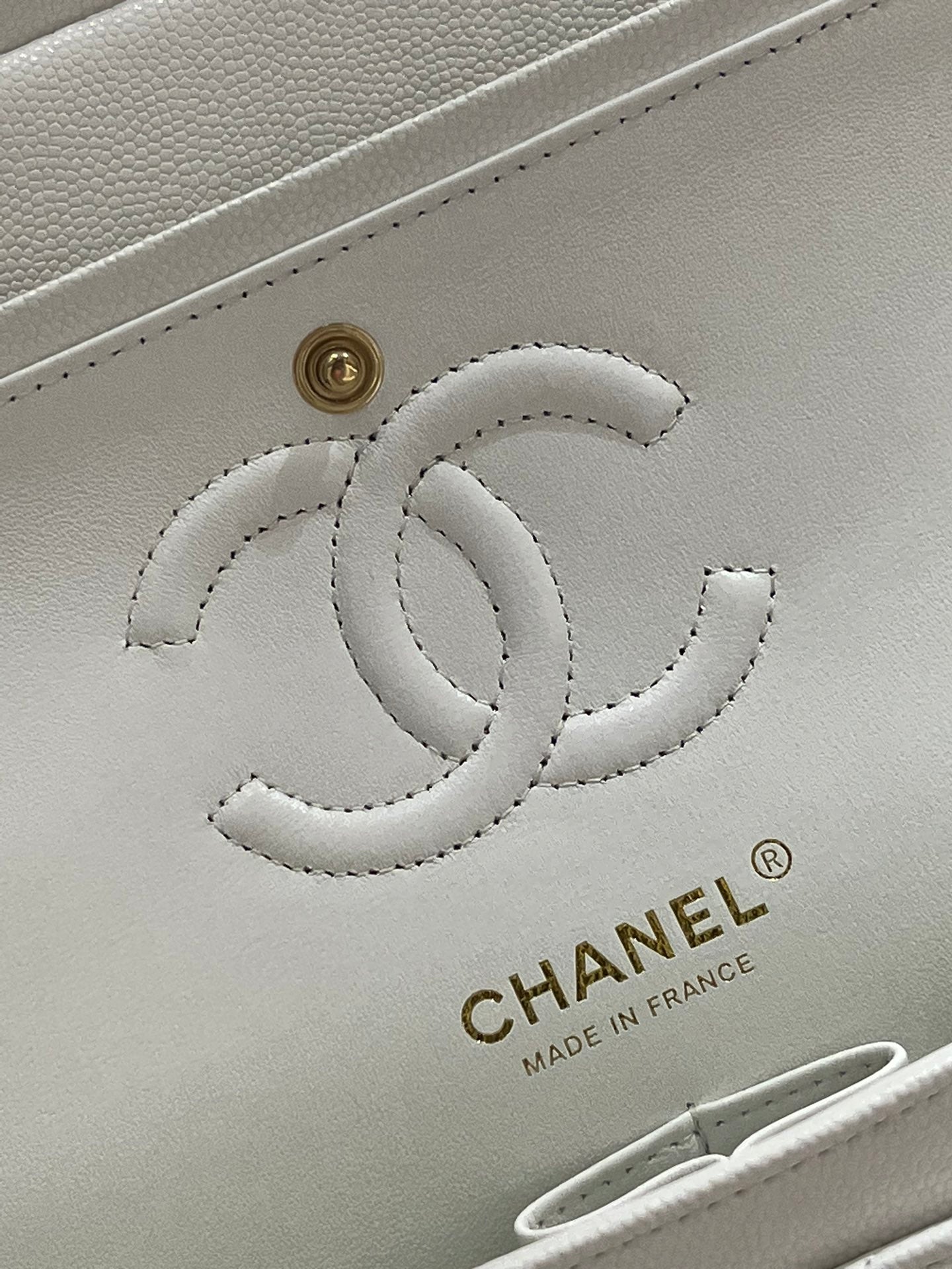 CH SMALL CLASSIC HANDBAG 23 Small Grained Calfskin White