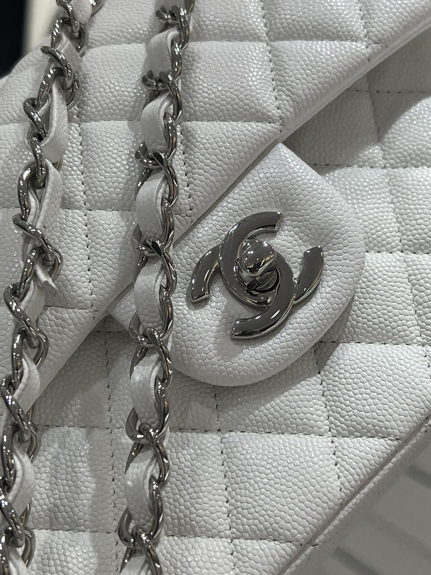 CH SMALL CLASSIC HANDBAG 23 Small Grained Calfskin White