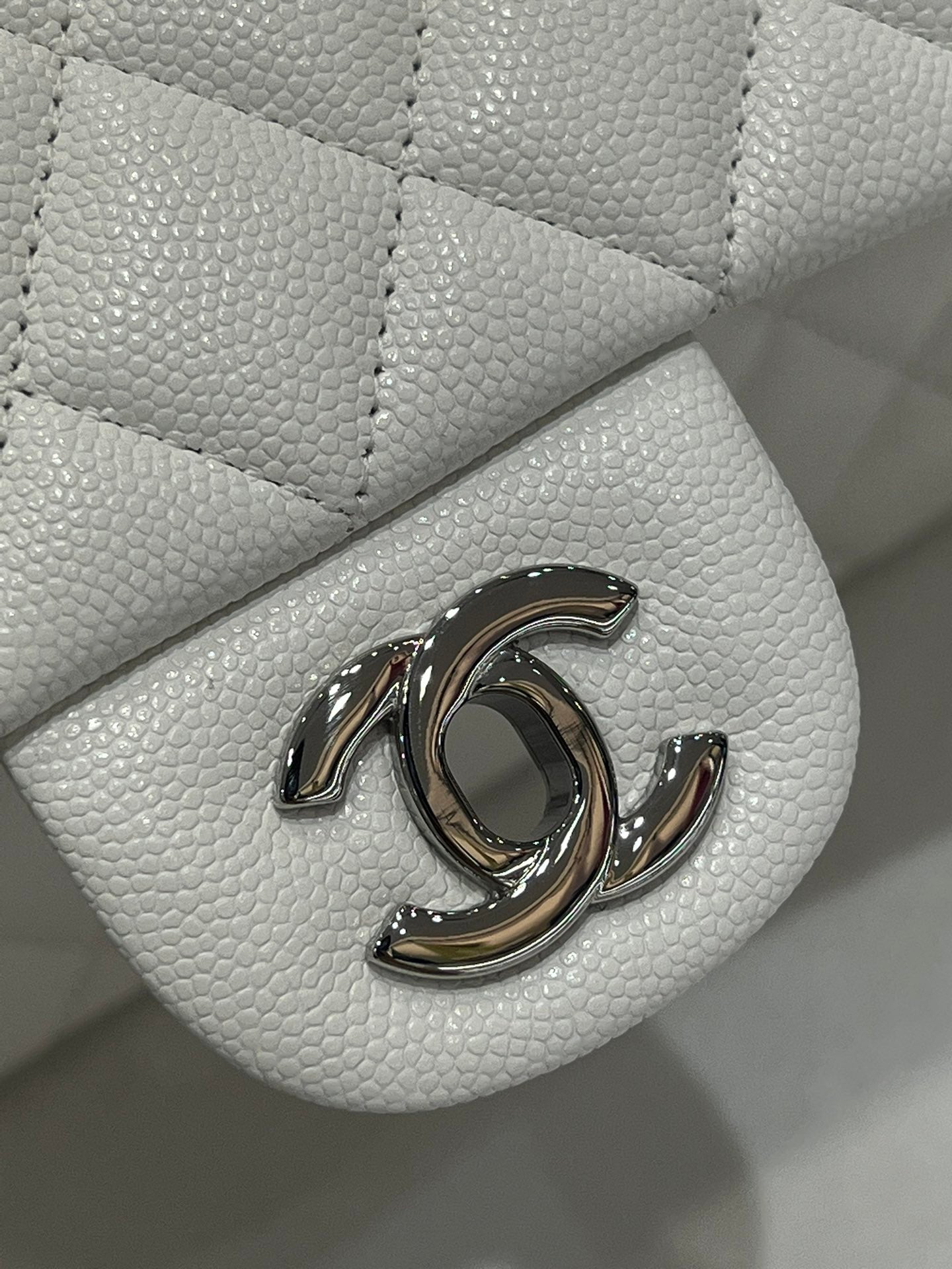 CH SMALL CLASSIC HANDBAG 23 Small Grained Calfskin White