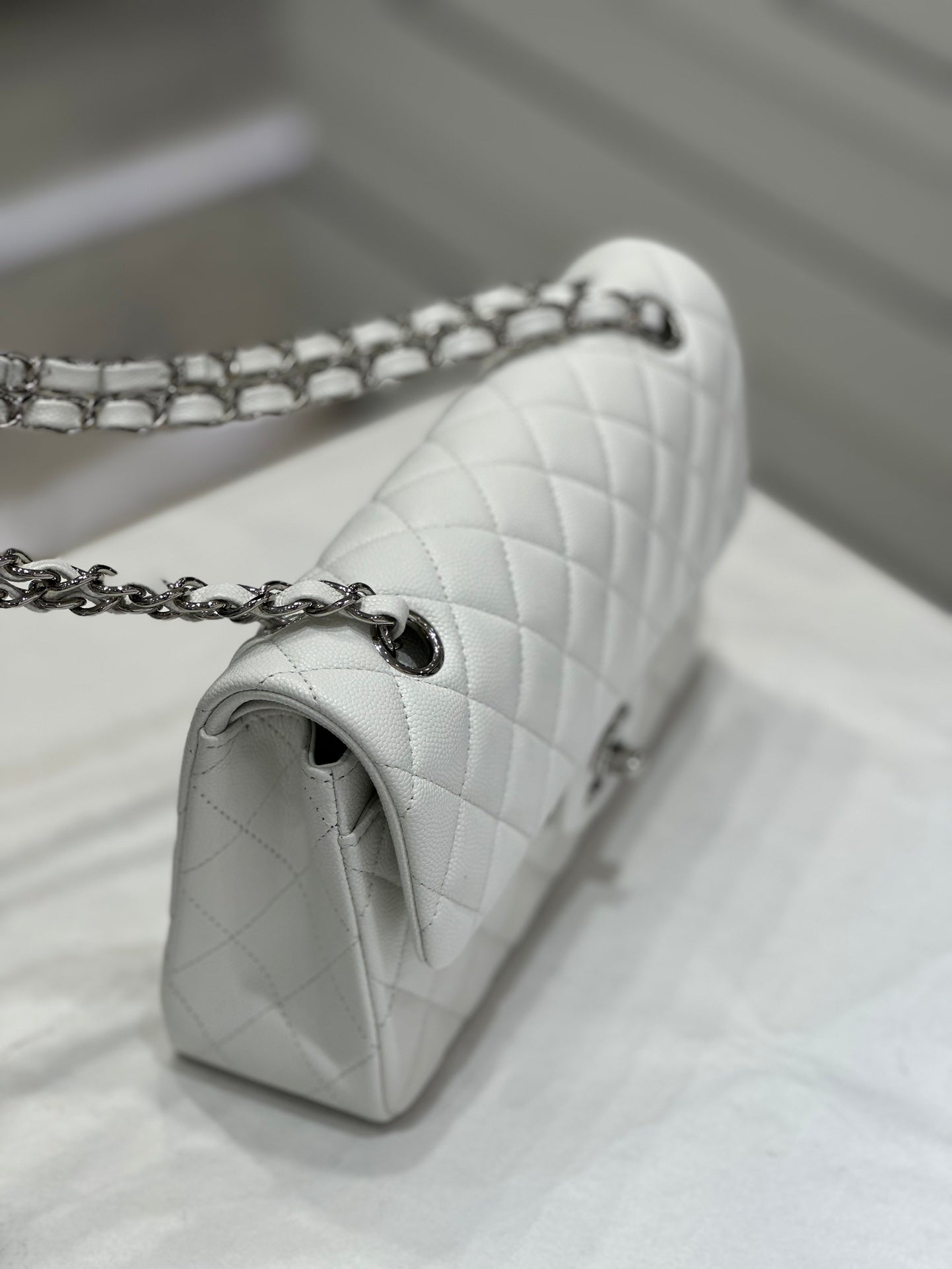 CH SMALL CLASSIC HANDBAG 23 Small Grained Calfskin White