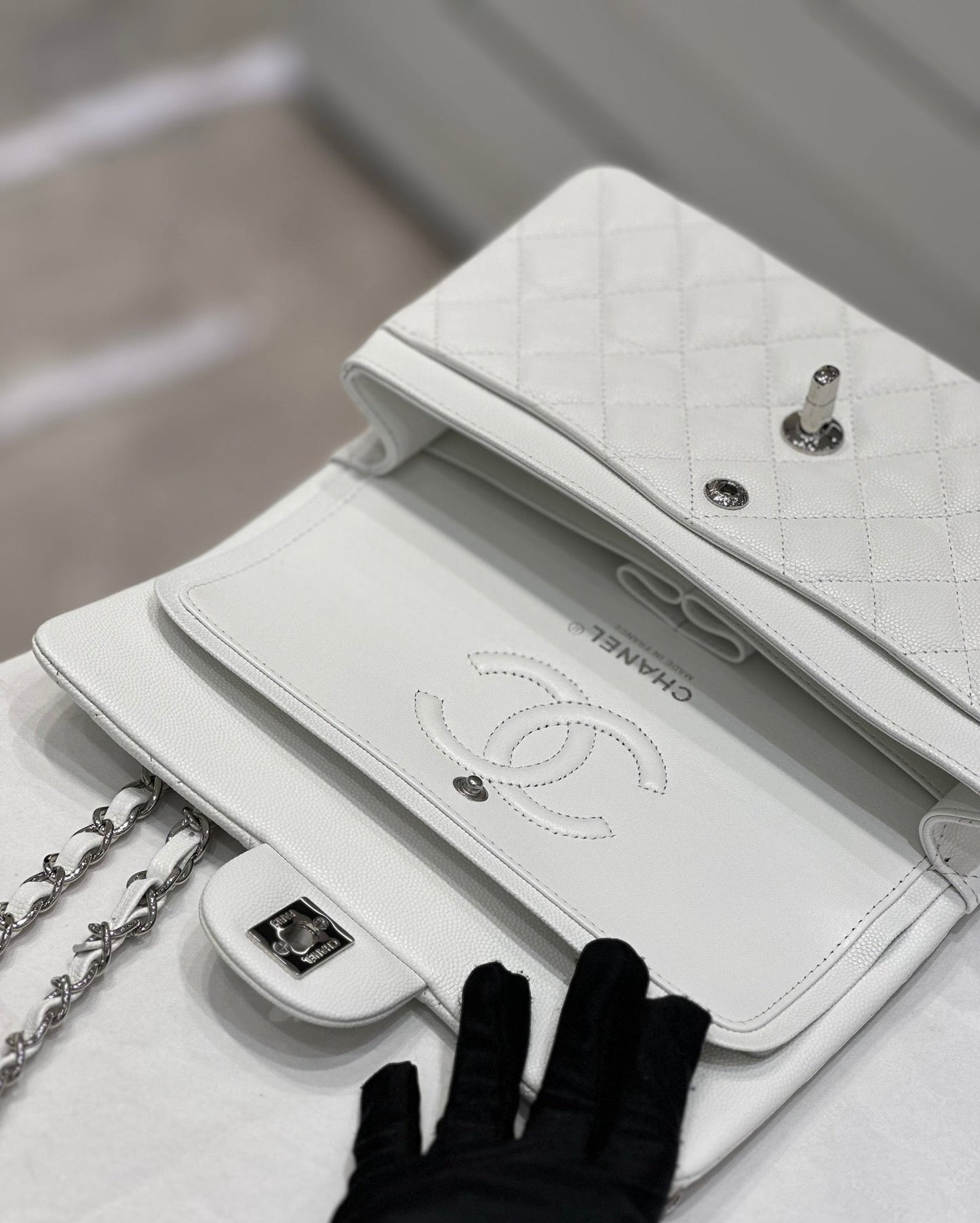 CH SMALL CLASSIC HANDBAG 23 Small Grained Calfskin White