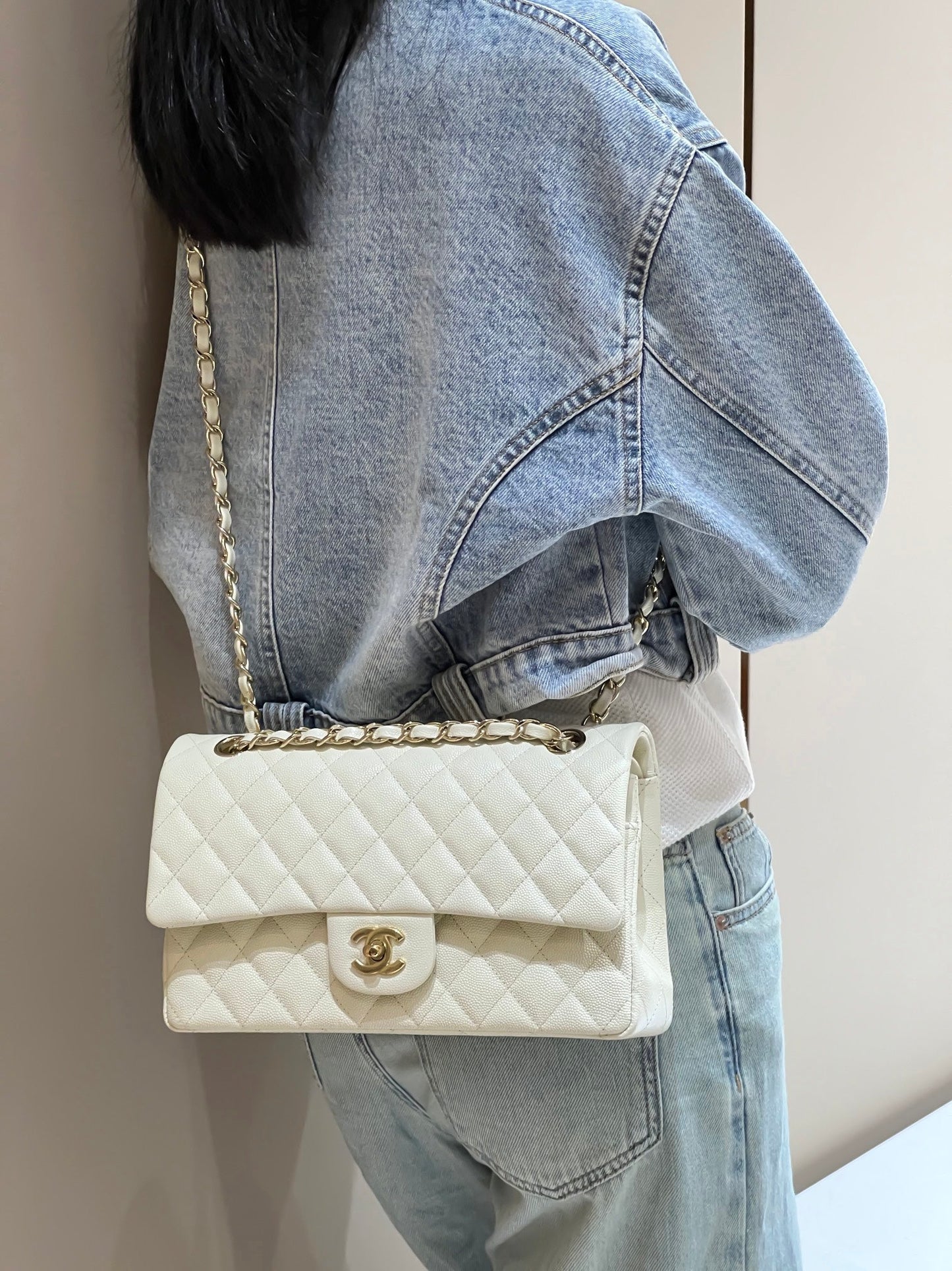 CH CLASSIC 11.12 HANDBAG 25.5 Small Grained Calfskin Milkshake White