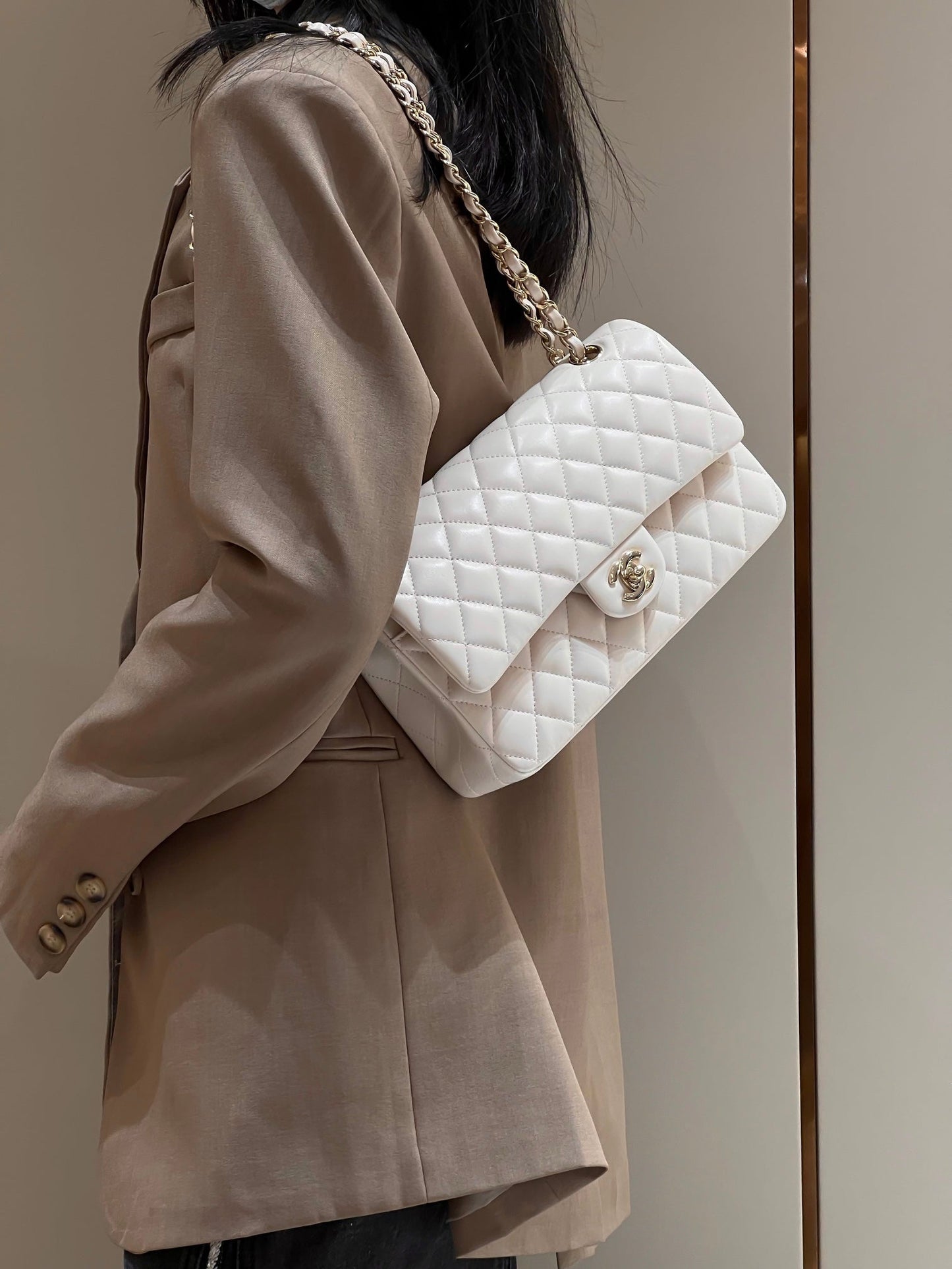 CH CLASSIC 11.12 HANDBAG 25.5 Lambskin Off-White