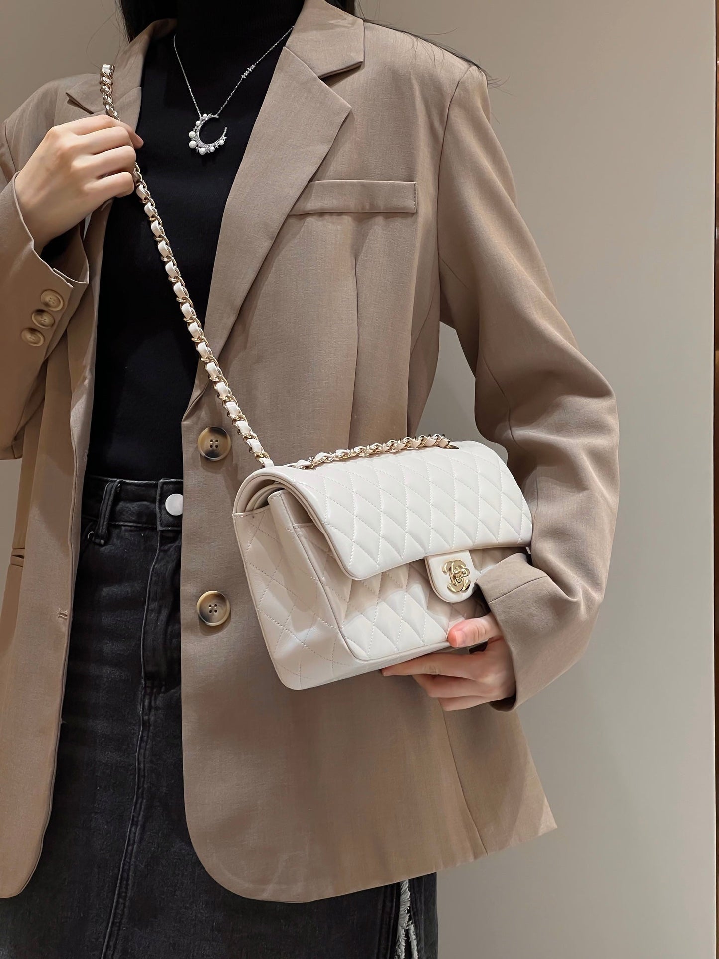 CH CLASSIC 11.12 HANDBAG 25.5 Lambskin Off-White