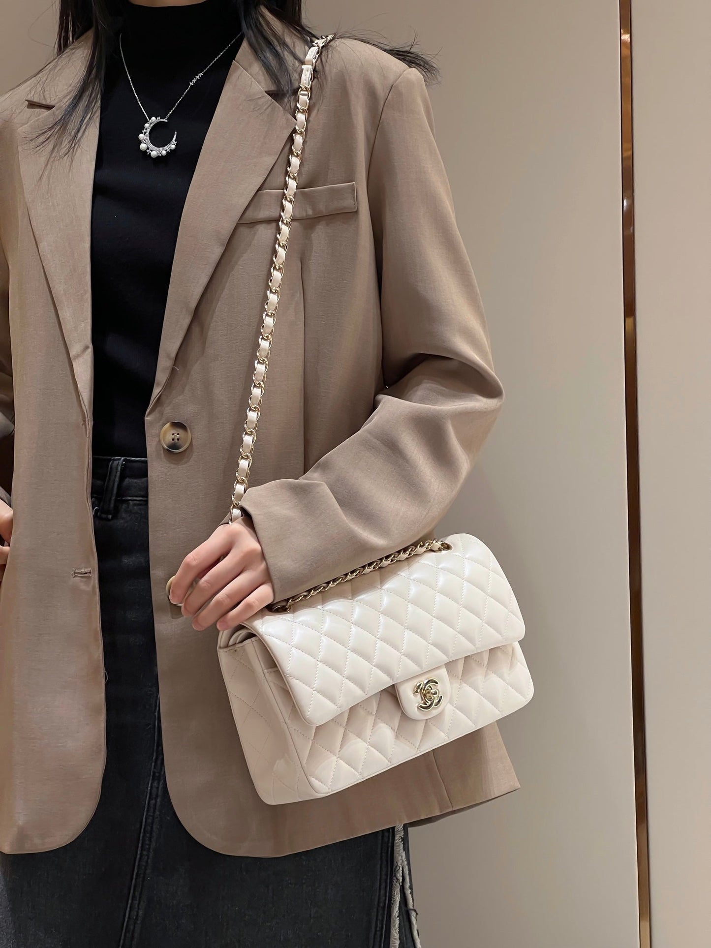 CH CLASSIC 11.12 HANDBAG 25.5 Lambskin Off-White