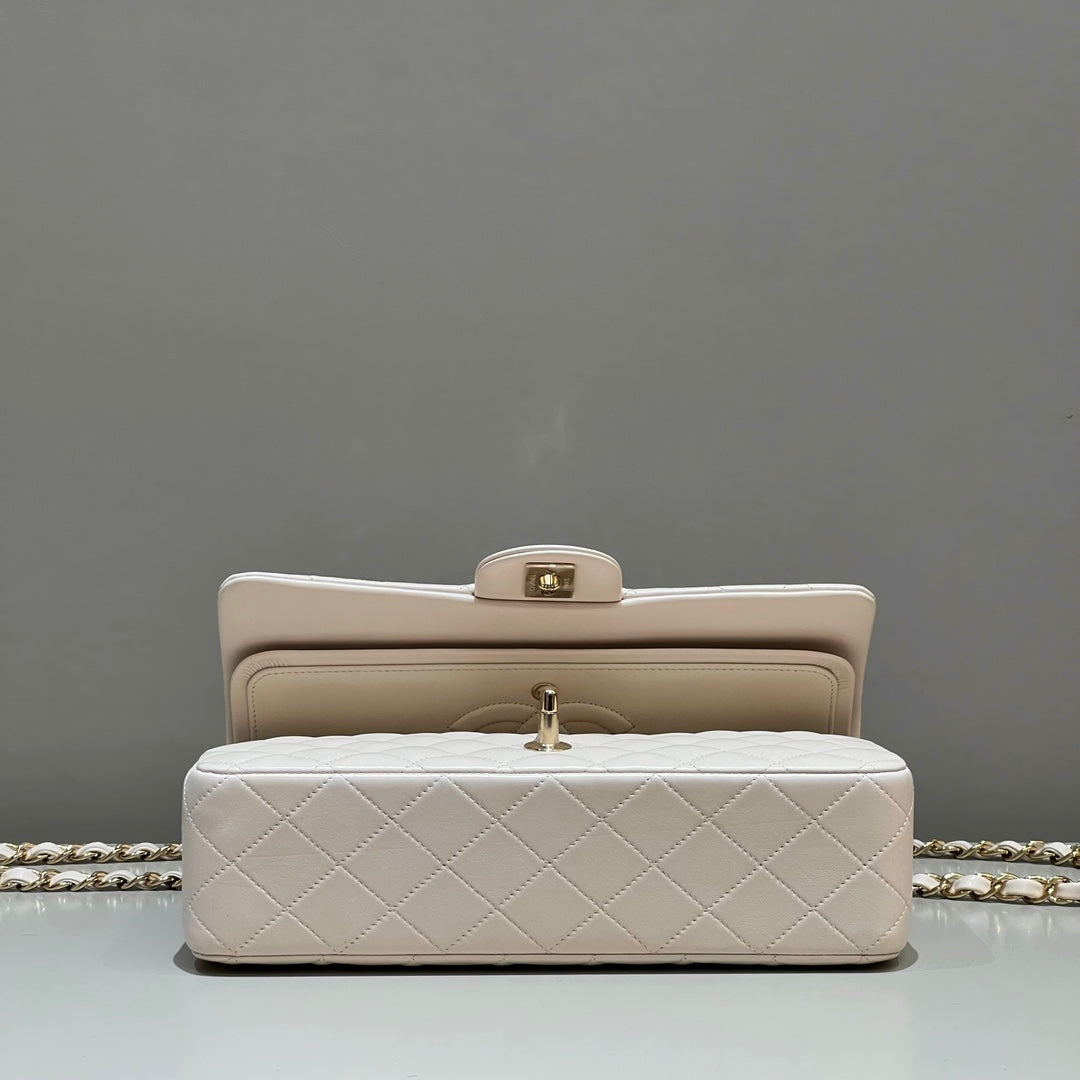 CH CLASSIC 11.12 HANDBAG 25.5 Lambskin Off-White