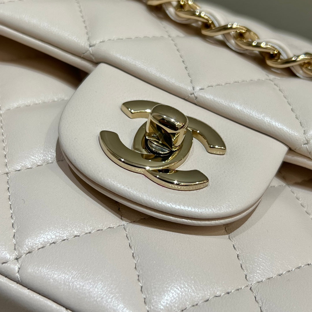 CH CLASSIC 11.12 HANDBAG 25.5 Lambskin Off-White