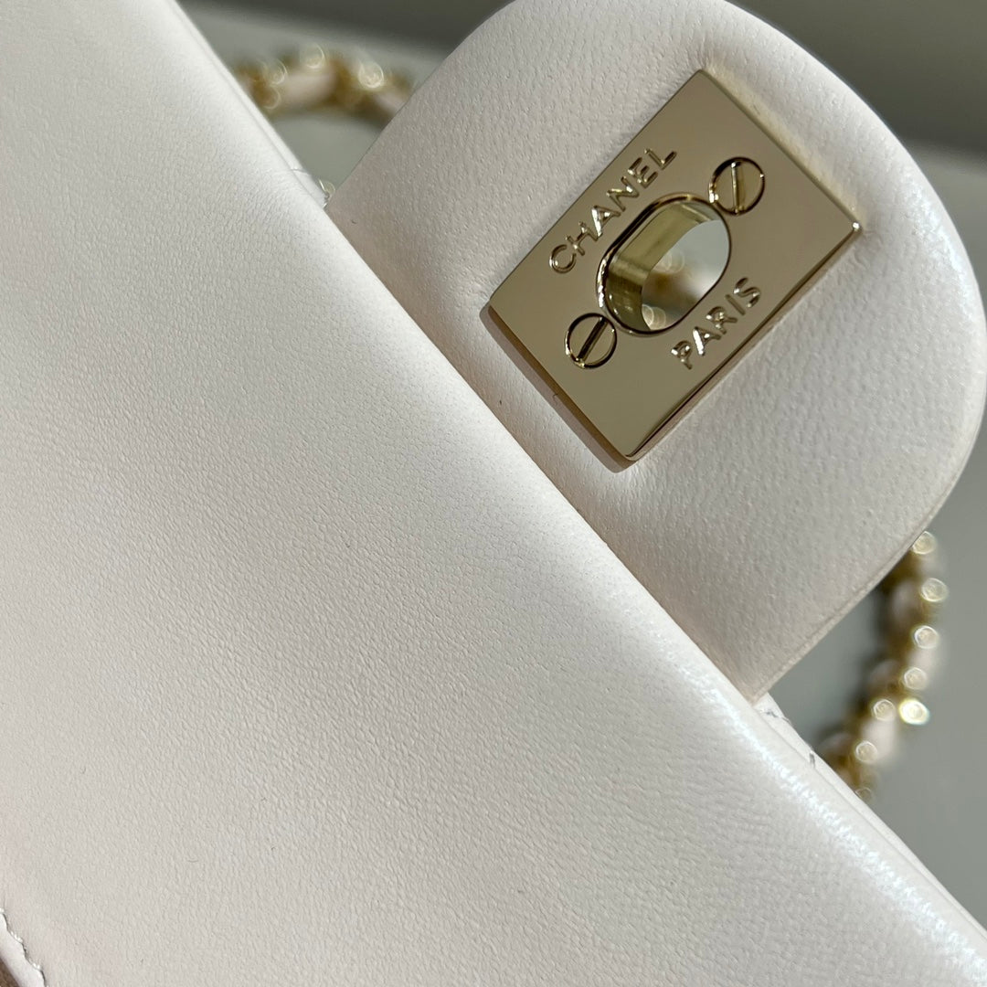 CH CLASSIC 11.12 HANDBAG 25.5 Lambskin Off-White