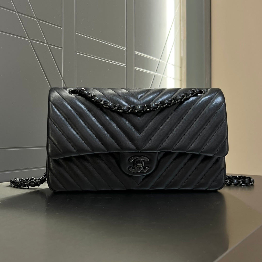 CH CLASSIC 11.12 HANDBAG 25.5 Lambskin V Pattern Black