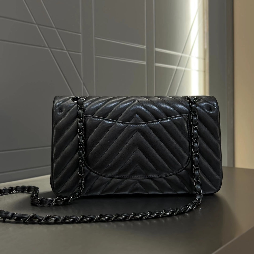 CH CLASSIC 11.12 HANDBAG 25.5 Lambskin V Pattern Black