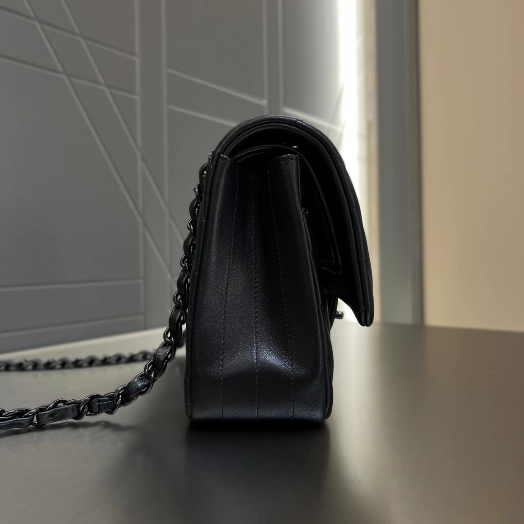 CH CLASSIC 11.12 HANDBAG 25.5 Lambskin V Pattern Black