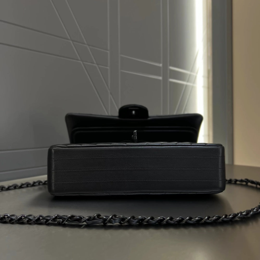 CH CLASSIC 11.12 HANDBAG 25.5 Lambskin V Pattern Black