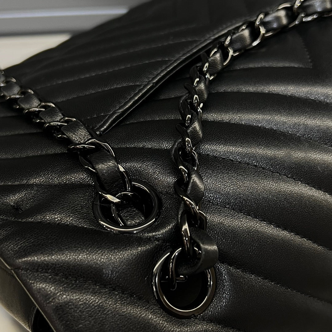 CH CLASSIC 11.12 HANDBAG 25.5 Lambskin V Pattern Black