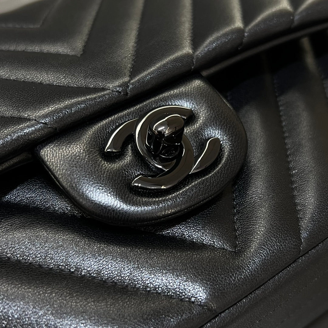 CH CLASSIC 11.12 HANDBAG 25.5 Lambskin V Pattern Black