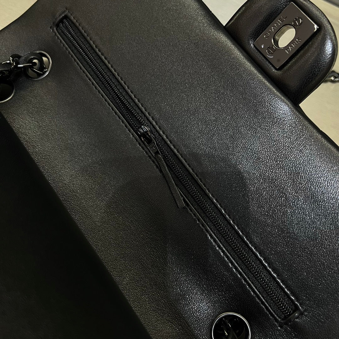 CH CLASSIC 11.12 HANDBAG 25.5 Lambskin V Pattern Black