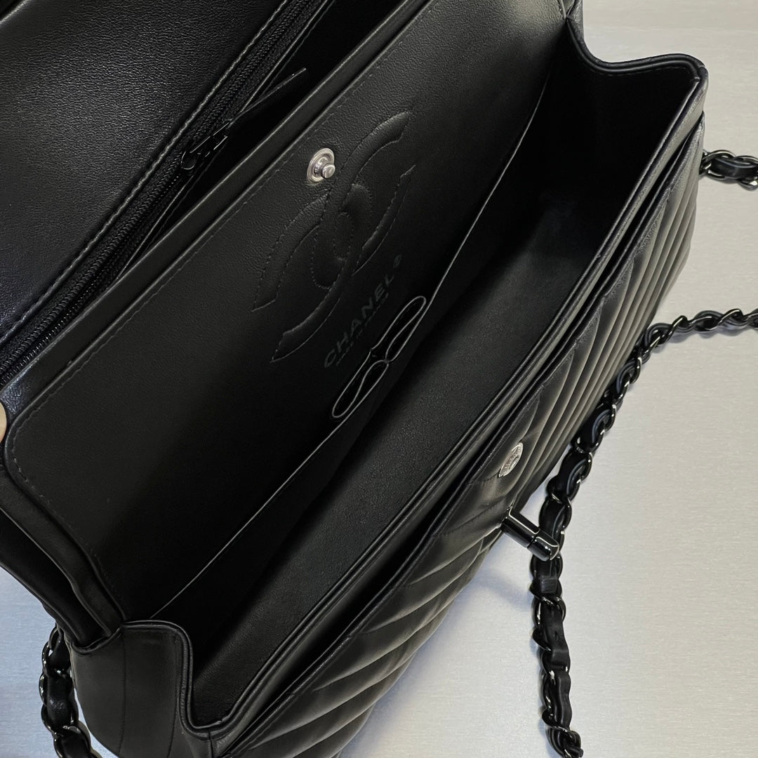 CH CLASSIC 11.12 HANDBAG 25.5 Lambskin V Pattern Black