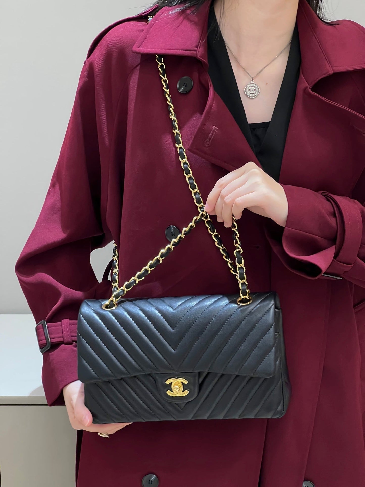 CH CLASSIC 11.12 HANDBAG 25.5 Lambskin V Pattern Black