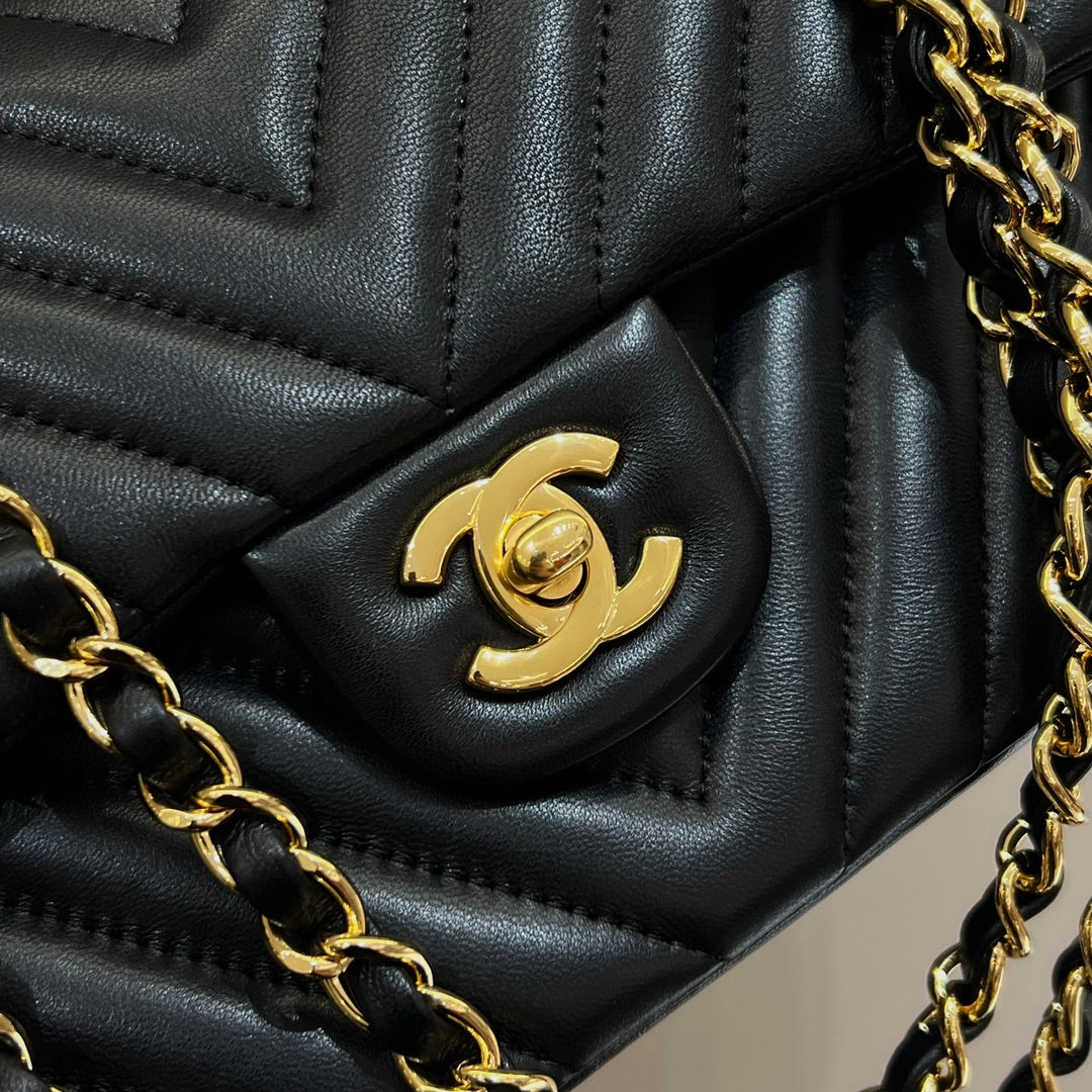 CH CLASSIC 11.12 HANDBAG 25.5 Lambskin V Pattern Black
