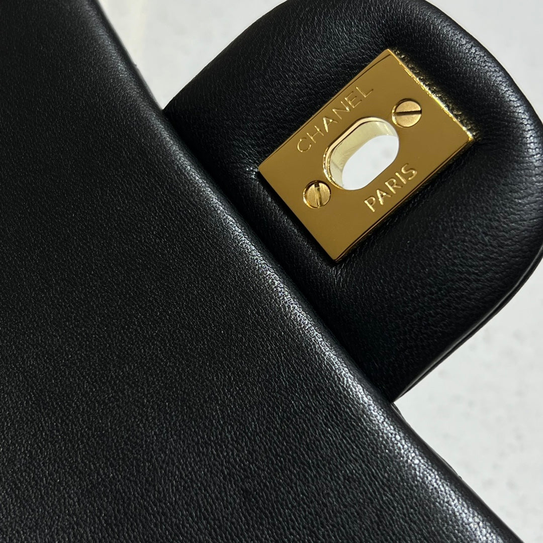 CH CLASSIC 11.12 HANDBAG 25.5 Lambskin V Pattern Black