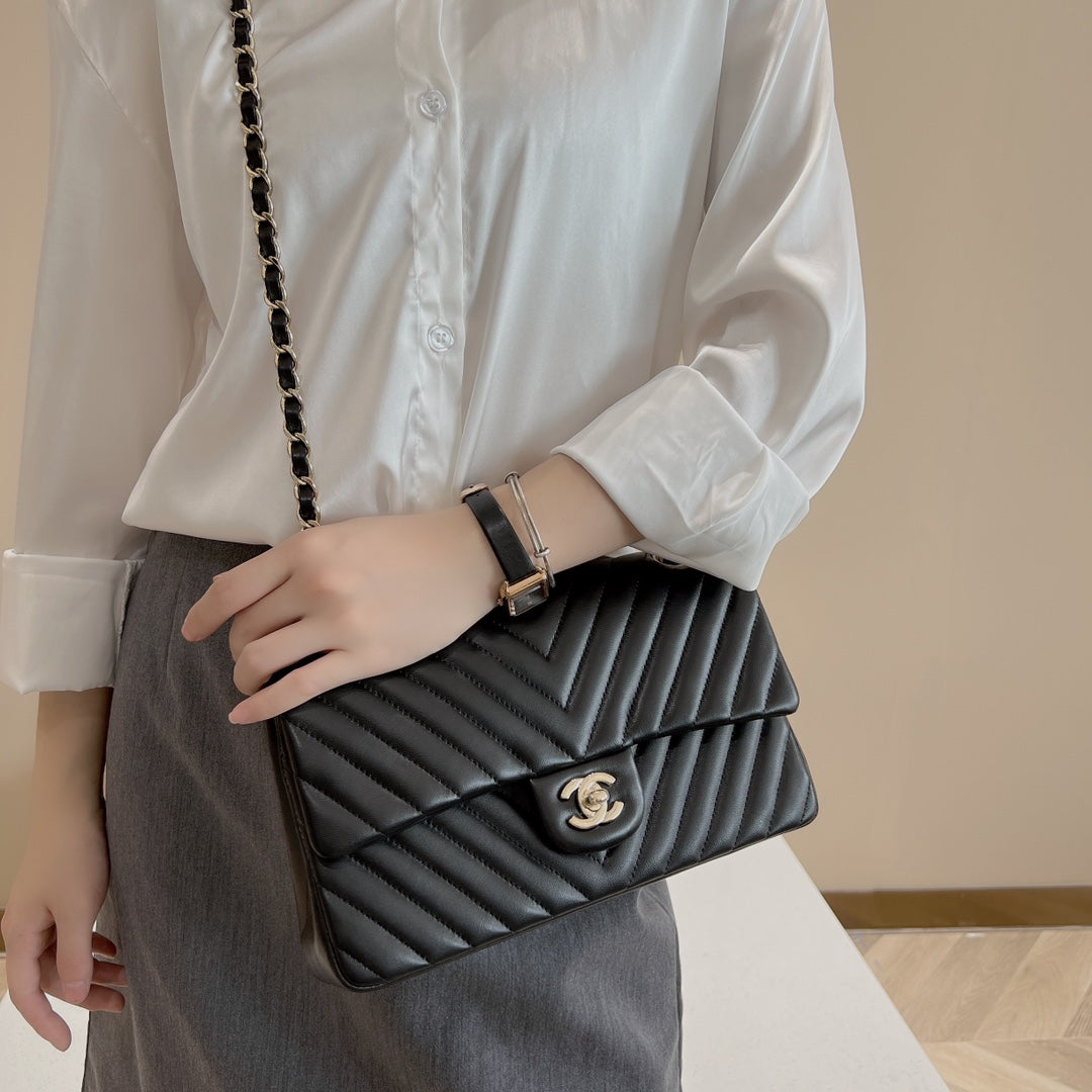 CH CLASSIC 11.12 HANDBAG 25.5 Lambskin V Pattern Black