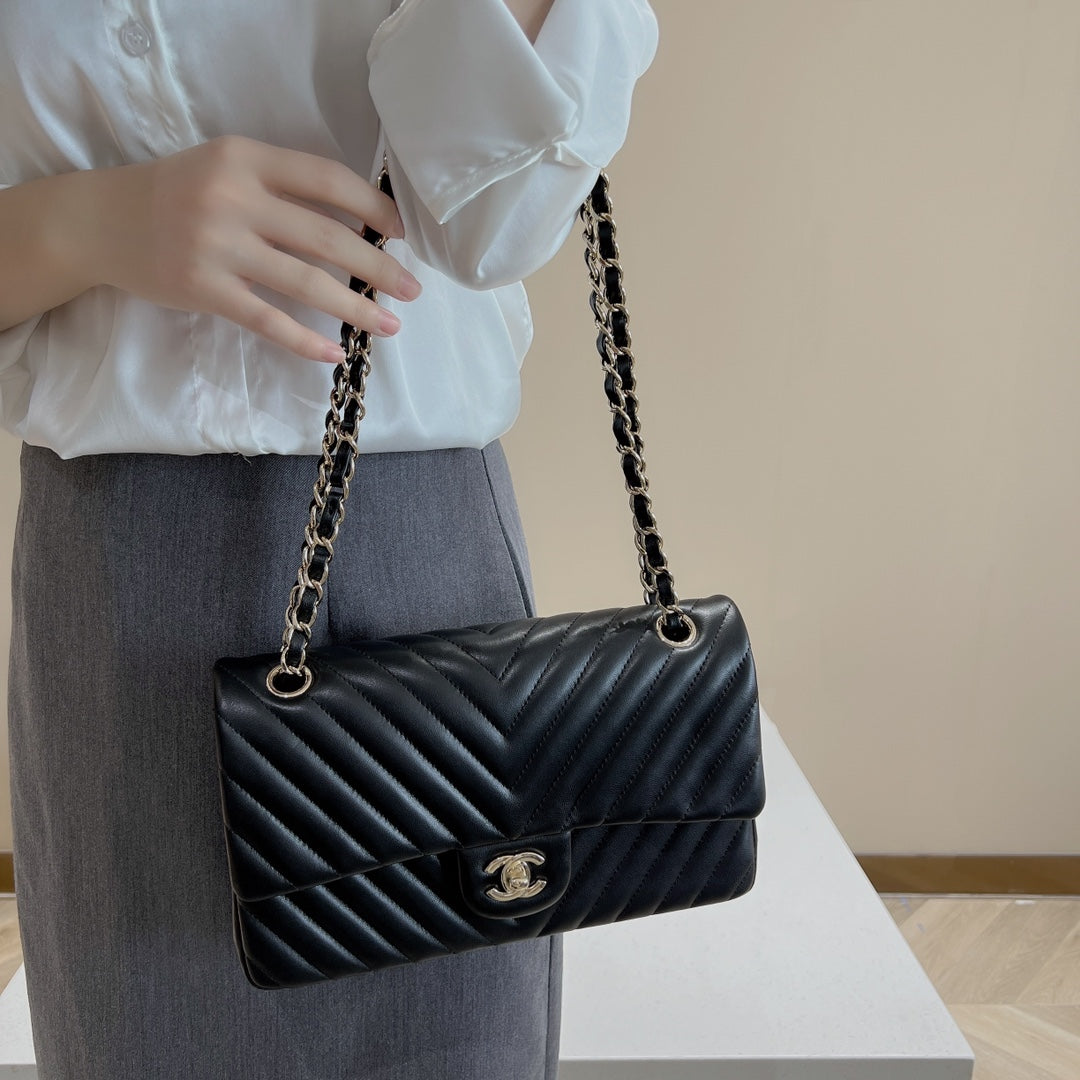 CH CLASSIC 11.12 HANDBAG 25.5 Lambskin V Pattern Black