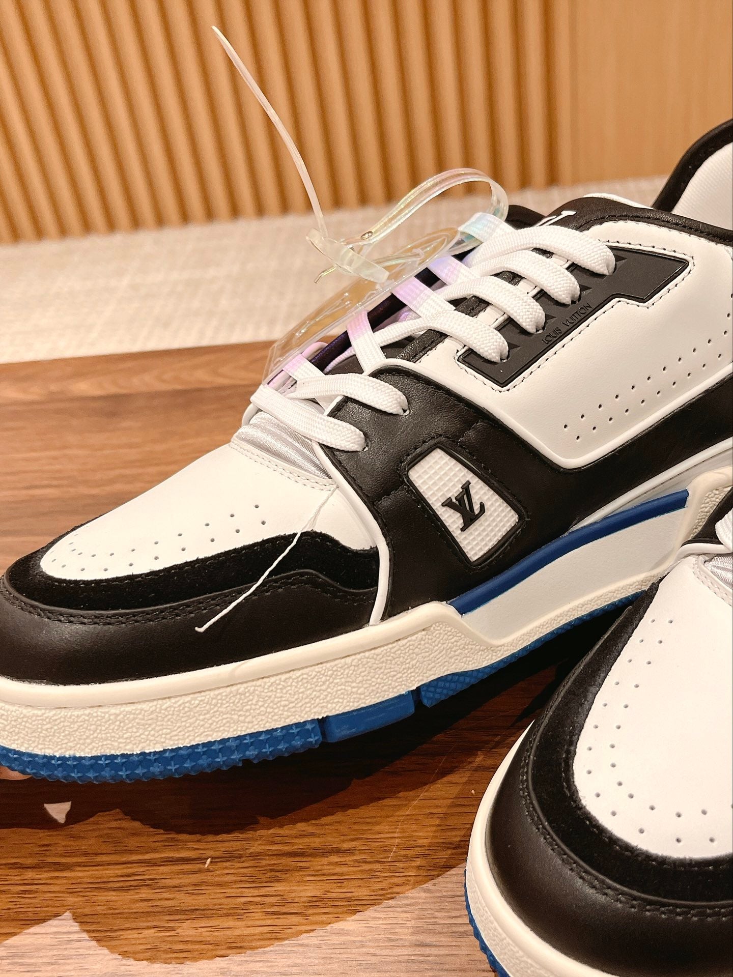 Couple's 𝘁𝗿𝗮𝗶𝗻𝗲𝗿 series latest sports shoes