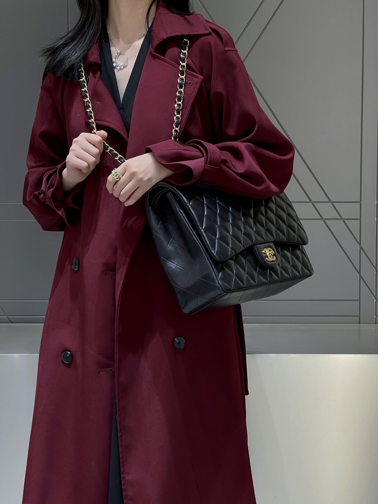 CH  MAXI CLASSIC HANDBAG 33 Lambskin Black