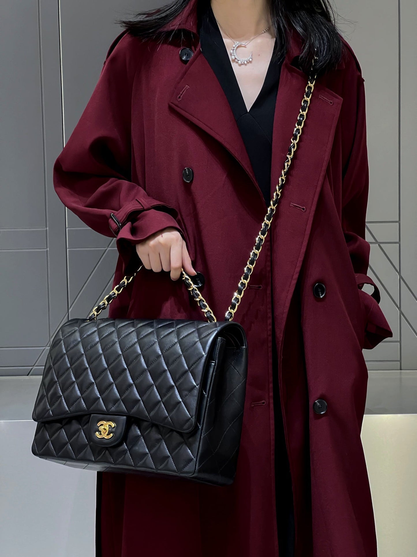 CH  MAXI CLASSIC HANDBAG 33 Lambskin Black