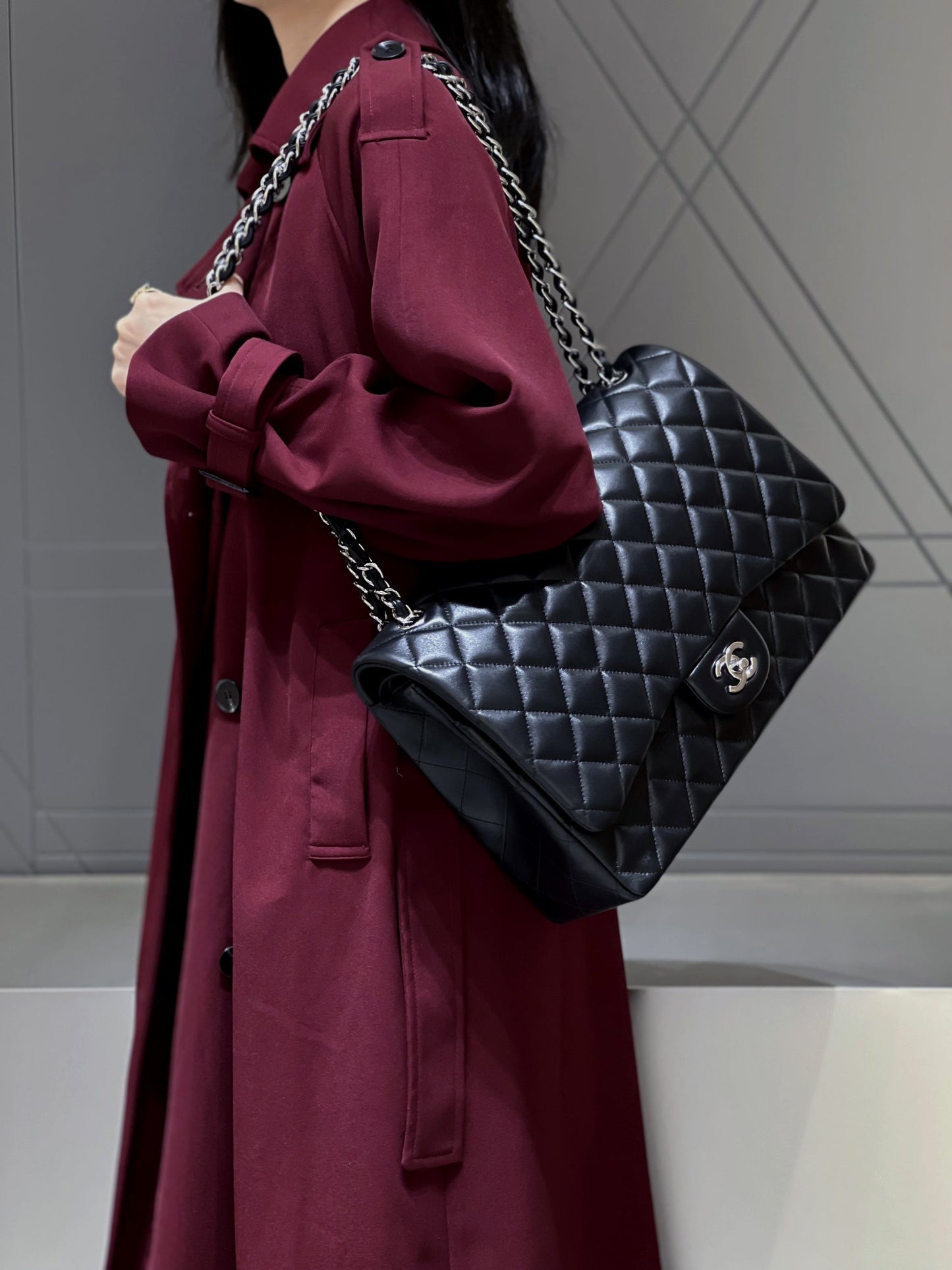 CH  MAXI CLASSIC HANDBAG 33 Lambskin Black