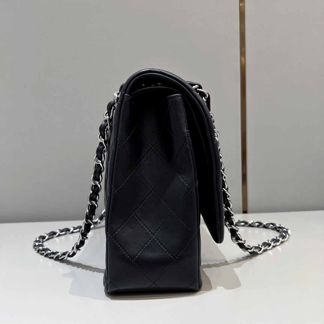 CH  MAXI CLASSIC HANDBAG 33 Lambskin Black