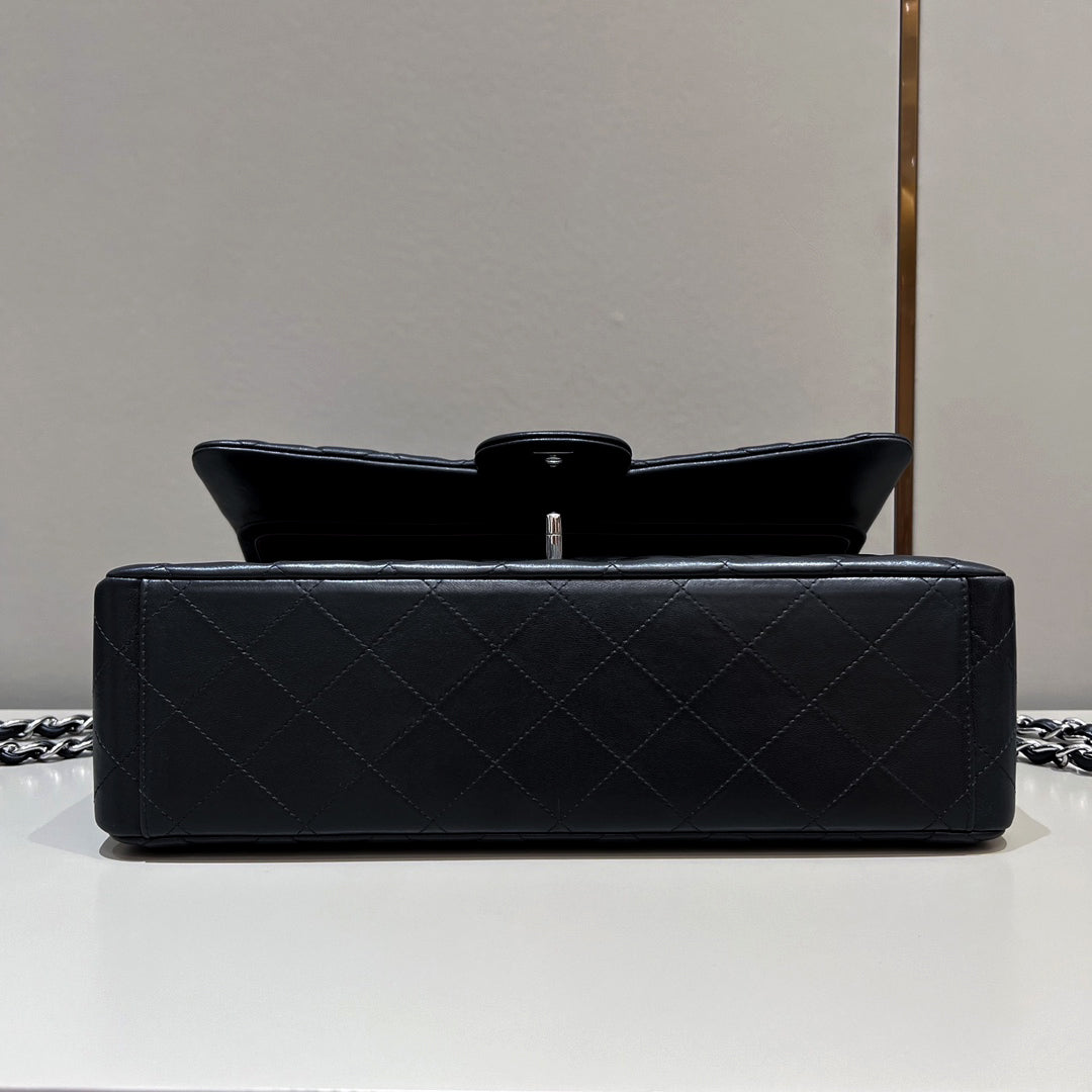 CH  MAXI CLASSIC HANDBAG 33 Lambskin Black