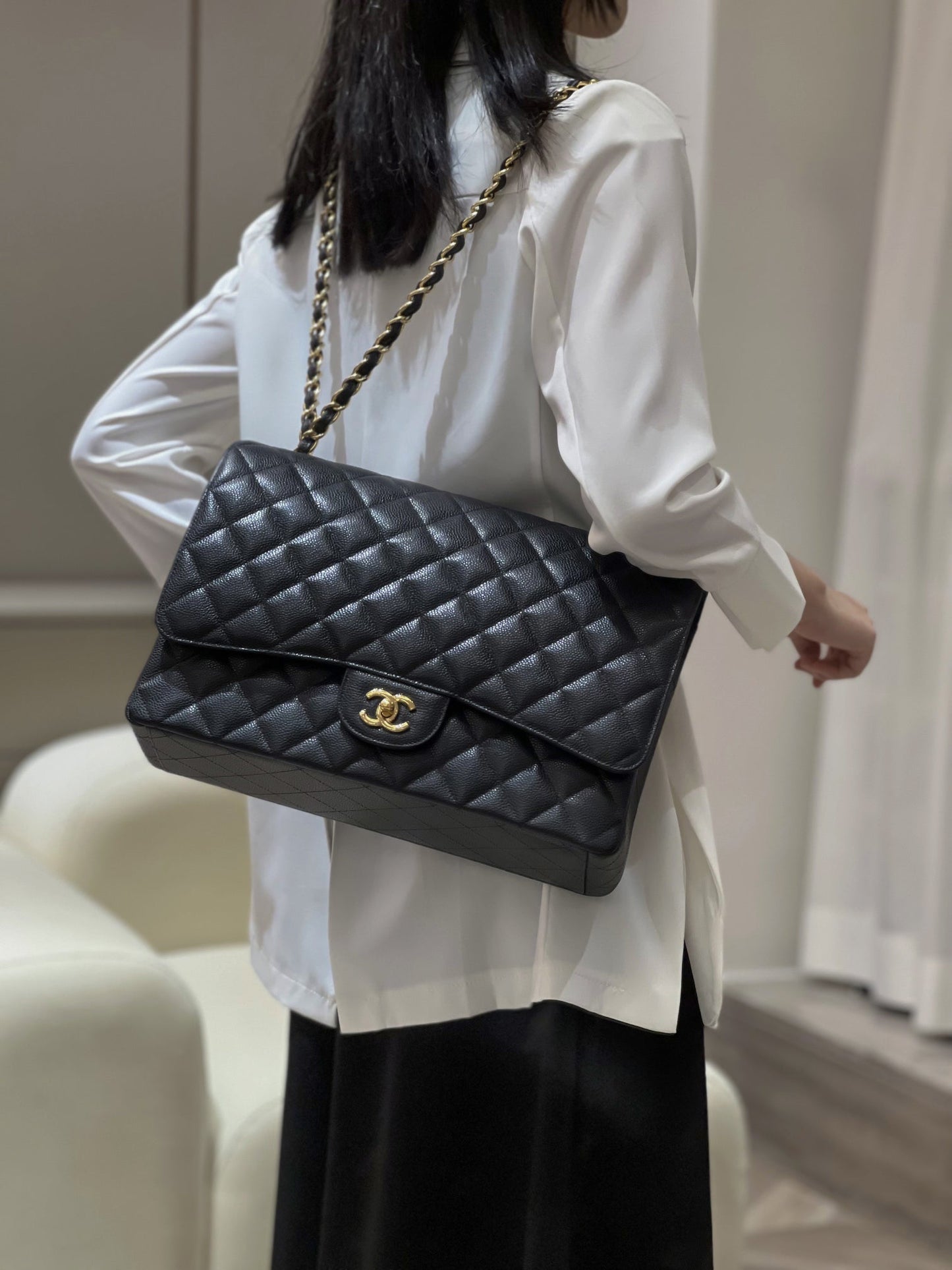 CH  MAXI CLASSIC HANDBAG 33 Grained Calfskin Black