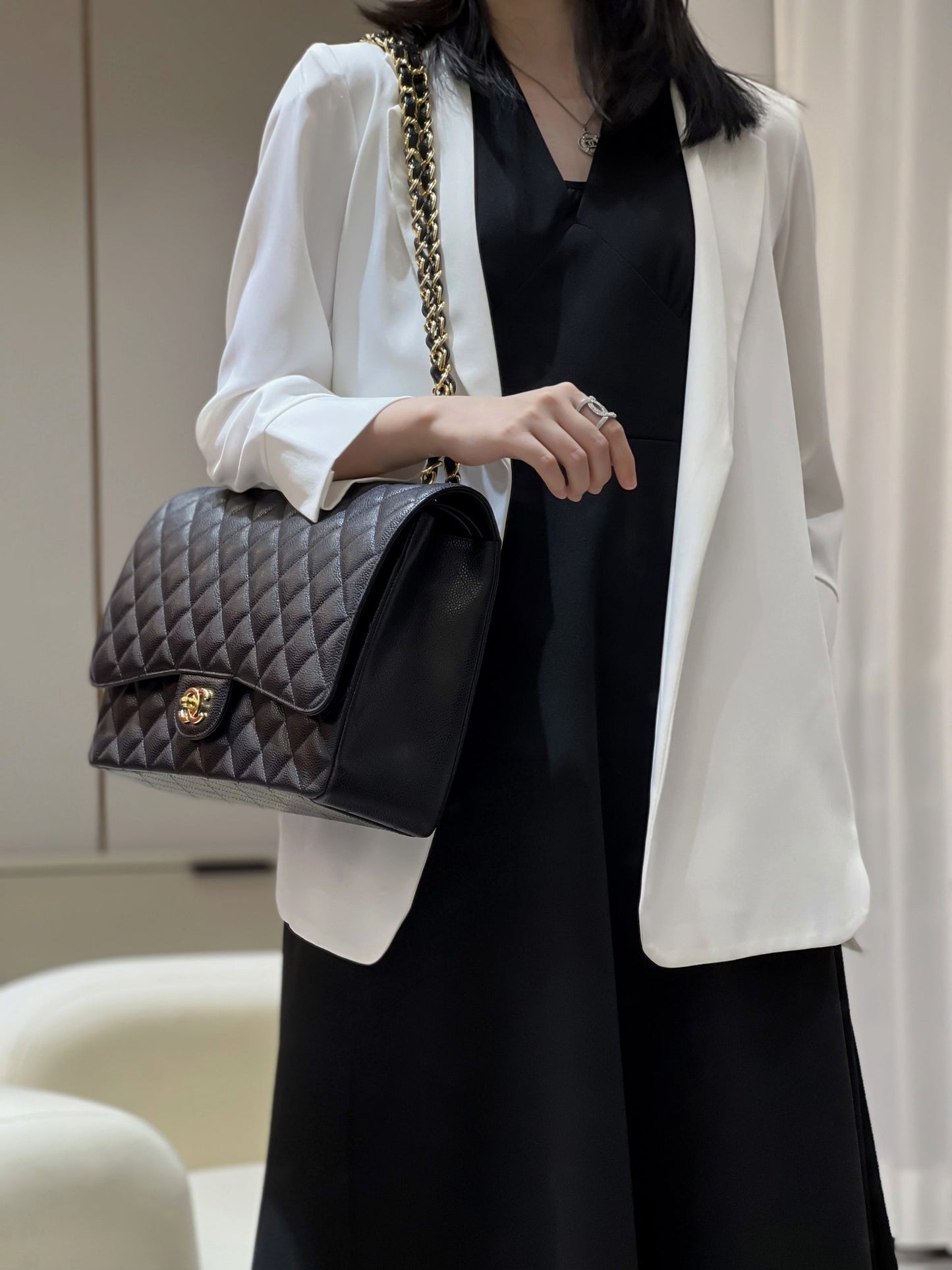 CH  MAXI CLASSIC HANDBAG 33 Grained Calfskin Black