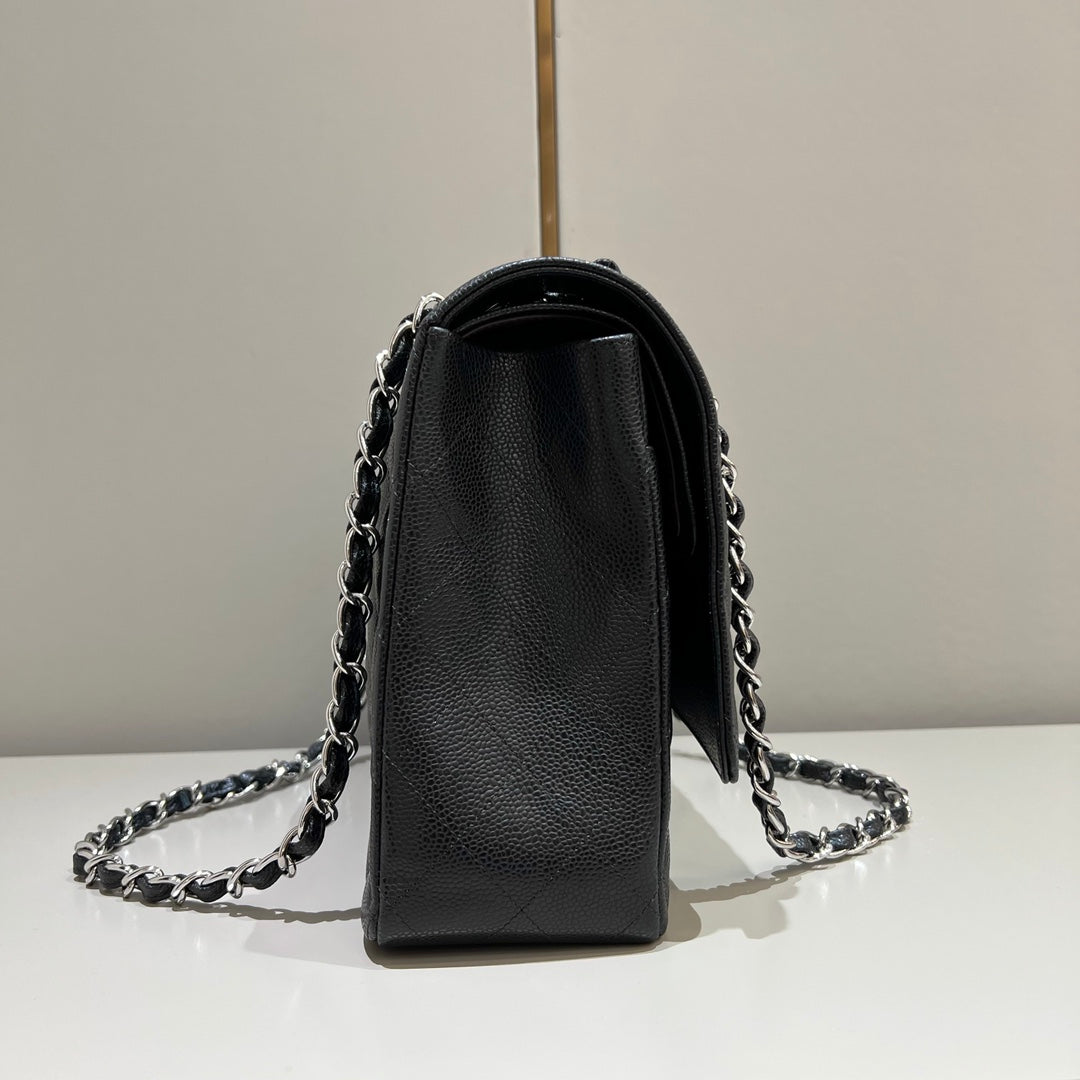 CH  MAXI CLASSIC HANDBAG 33 Grained Calfskin Black