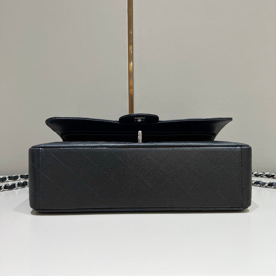 CH  MAXI CLASSIC HANDBAG 33 Grained Calfskin Black