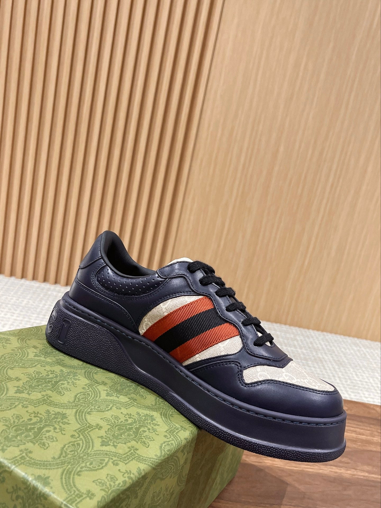 Couple's 𝐂𝐡𝐮𝐧𝐤𝐲  latest biscuit shoes