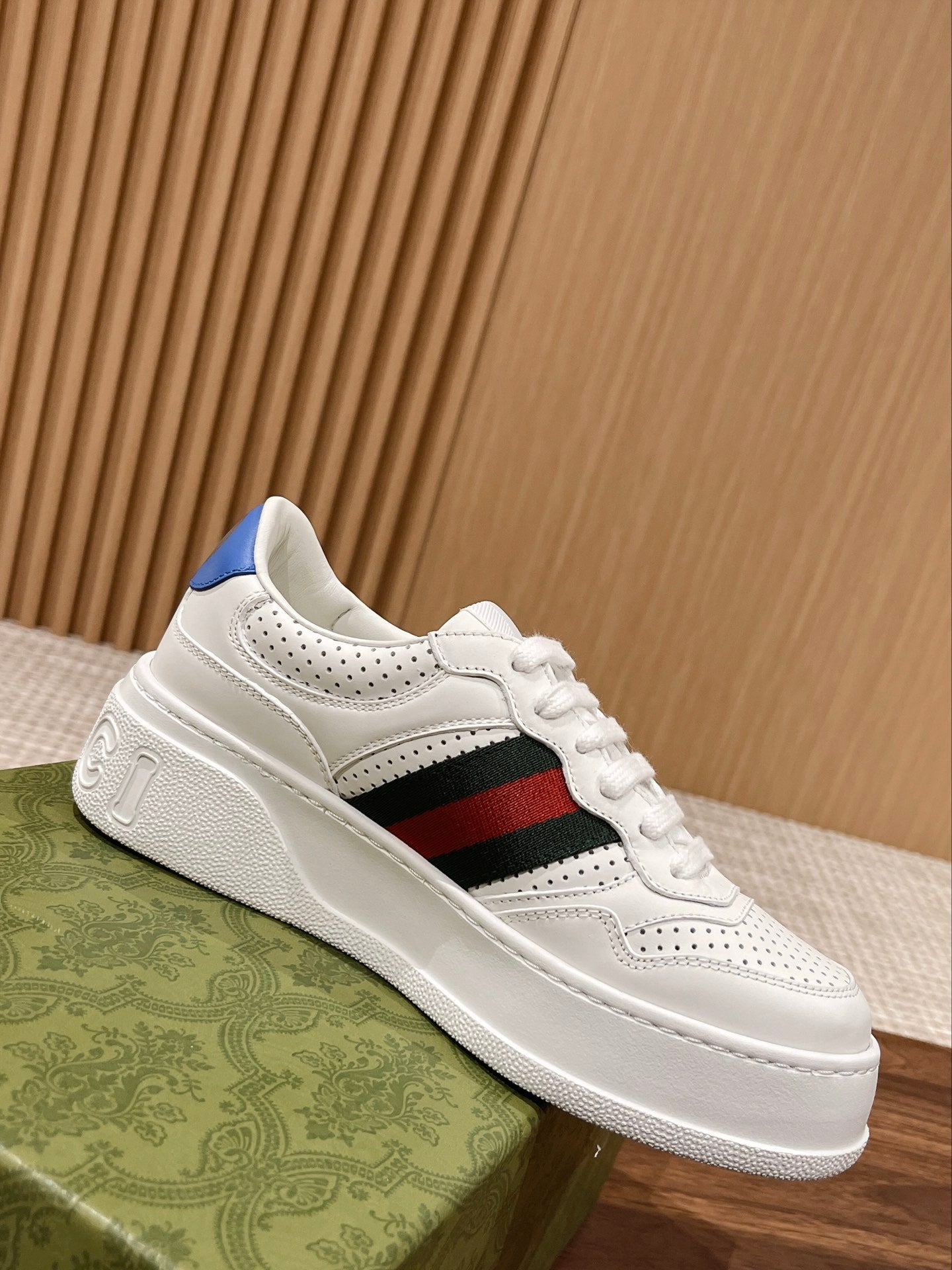 Couple's 𝐂𝐡𝐮𝐧𝐤𝐲  latest biscuit shoes