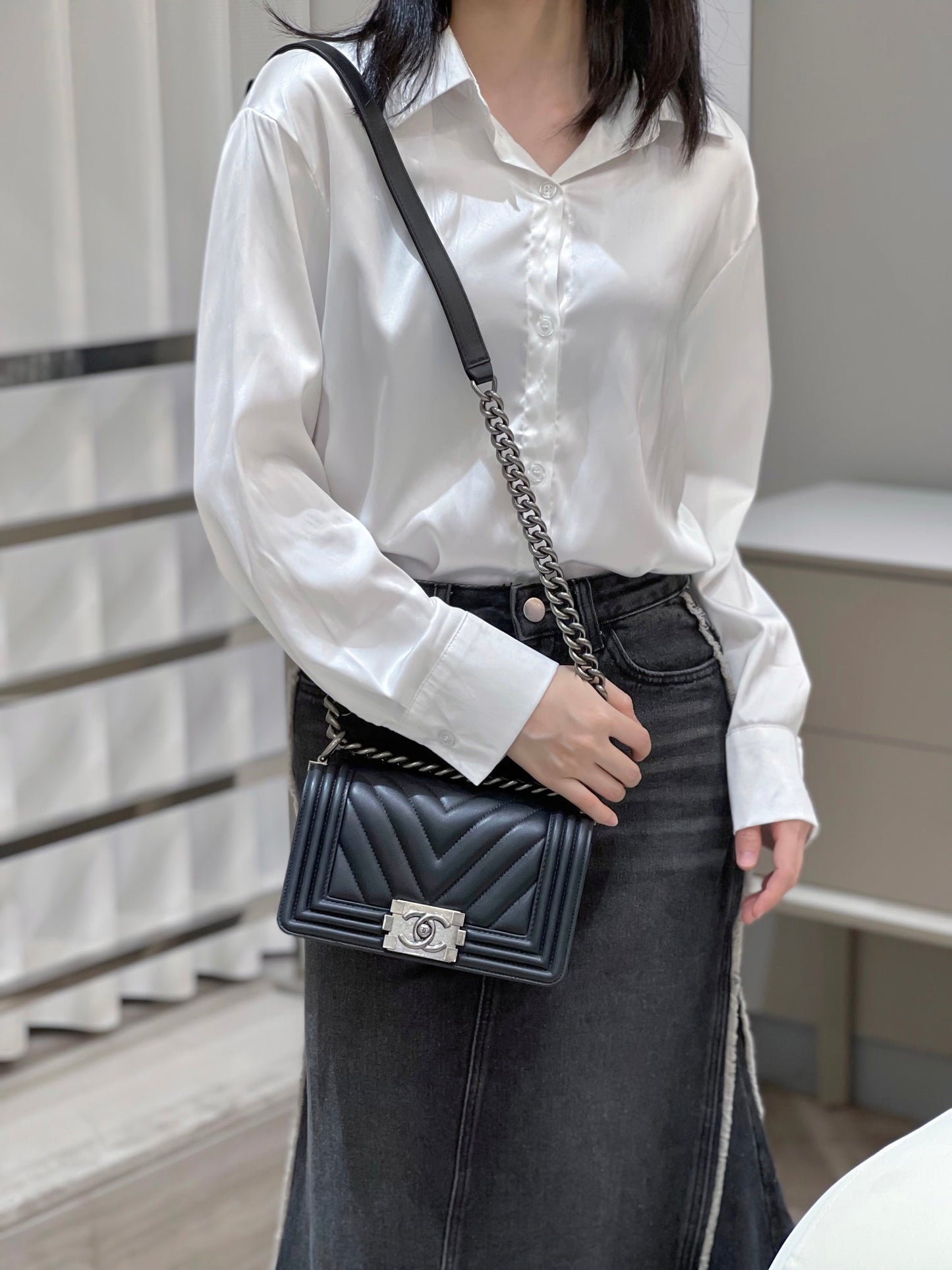 CH SMALL BOY HANDBAG 20 Calfskin V Pattern Black